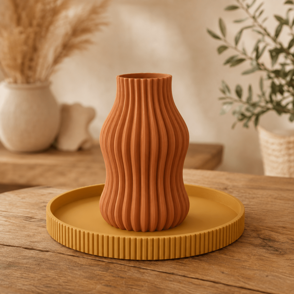 Wohnzimmer mit Terracotta-Vase und senfgelben Tablett